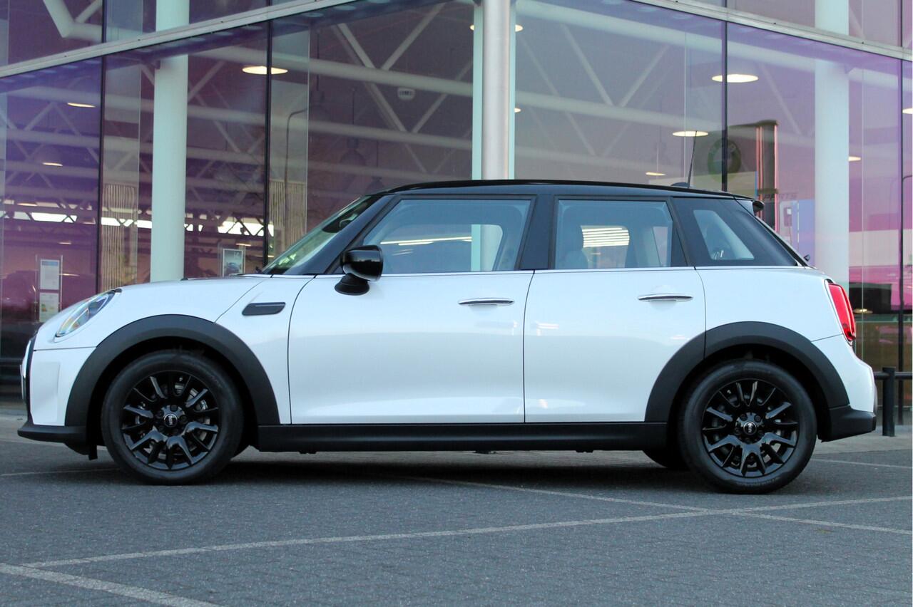 Mini COOPER Hatchback Classic Automaat / Sportstoelen / Cruise Control / LED / PDC achter / Navigatie / Airconditioning / Multifunctioneel stuurwiel