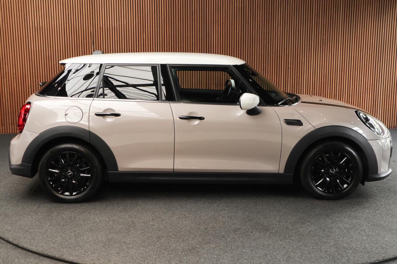 Mini COOPER Mini 1.5 Navi Leer Camera PDC Carplay Keyless Go & Entry LM velgen Zwarte binnenhemel Stoelverwarming Sportstoelen LED BTW auto!