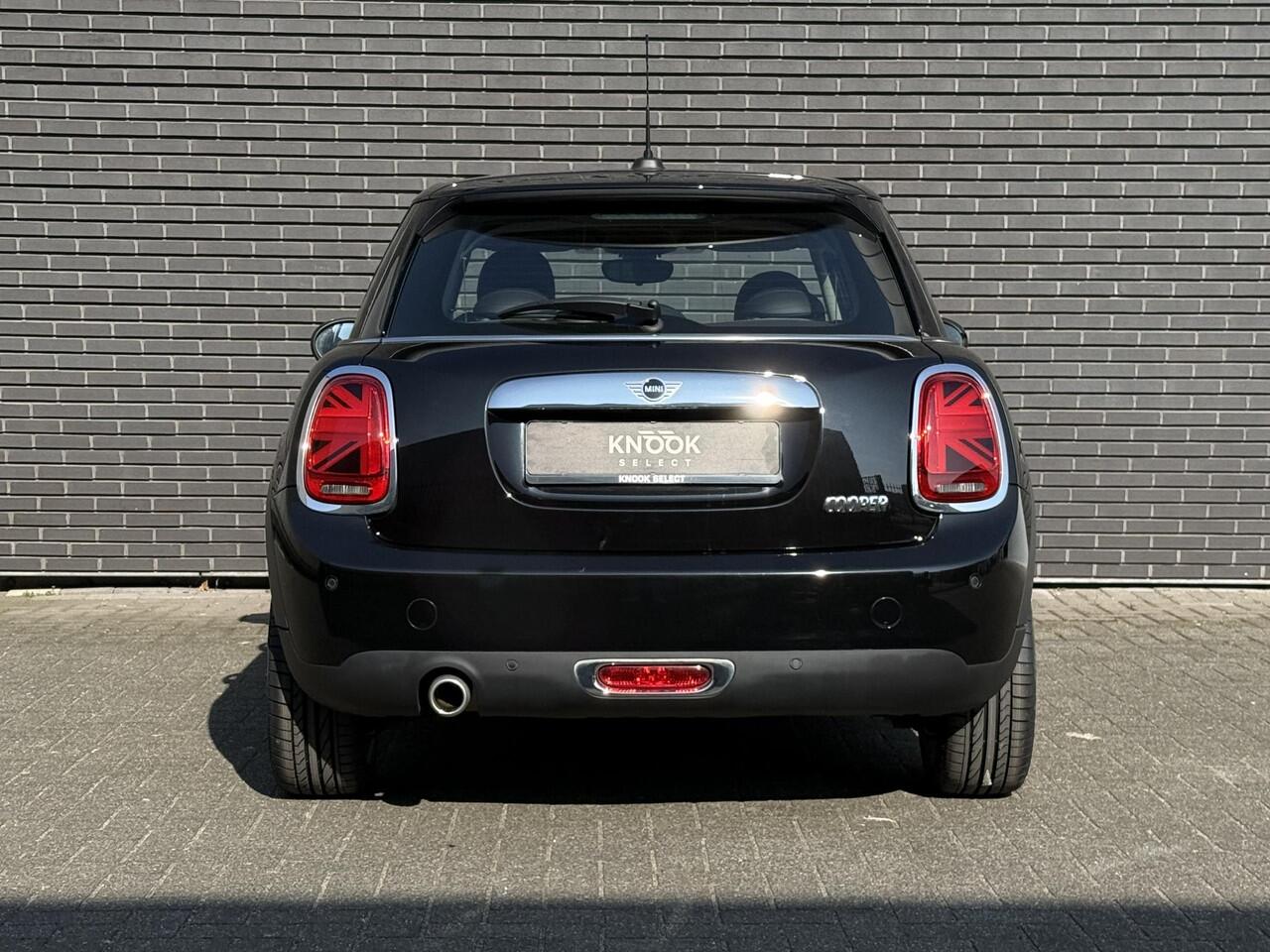 Mini COOPER Hatchback 5 deurs / Navigatie / Sportstoelen / Climate Control / LED / Cruise Control / 17 Inch / Chrome Line