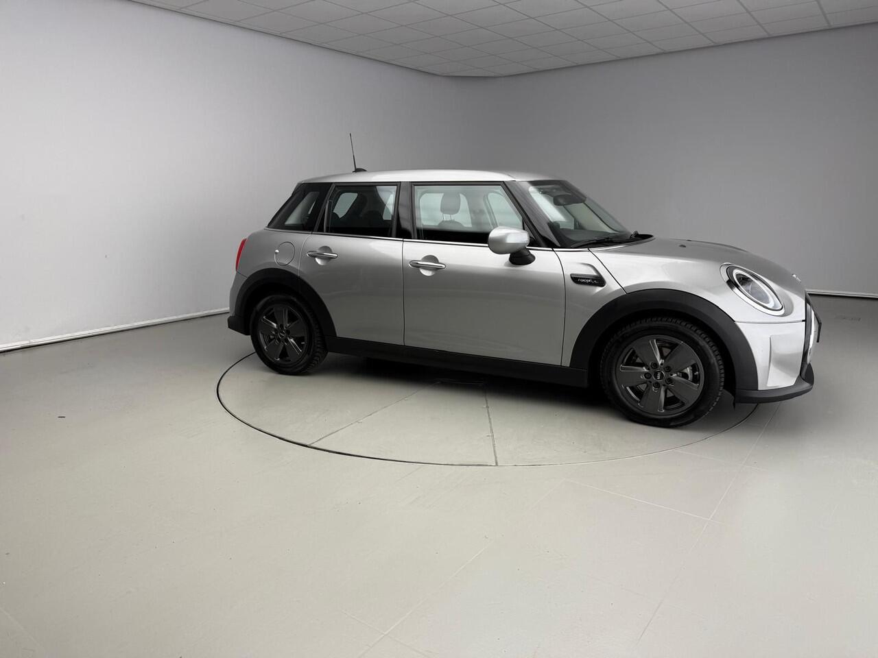 Mini COOPER 5-deurs Automaat / Climate / Cruise / PDC / LED / DAB / Navigatie / Alu wielen
