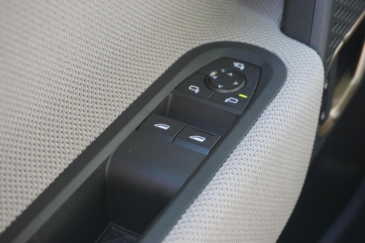 Mini COOPER 3-deurs E Favoured Trim | Pakket M | Glazen panoramadak | Driving Assistant | MINI Head-Up Display