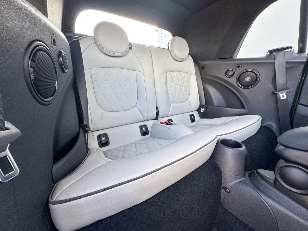 Mini COOPER Cabrio 2.0 Cooper S Hammersmith / JCW Pack / Harman Kardon / Head-Up / LED Koplampen / Comfort Access / Stoelverwarming / Black Pack / 17 Inch