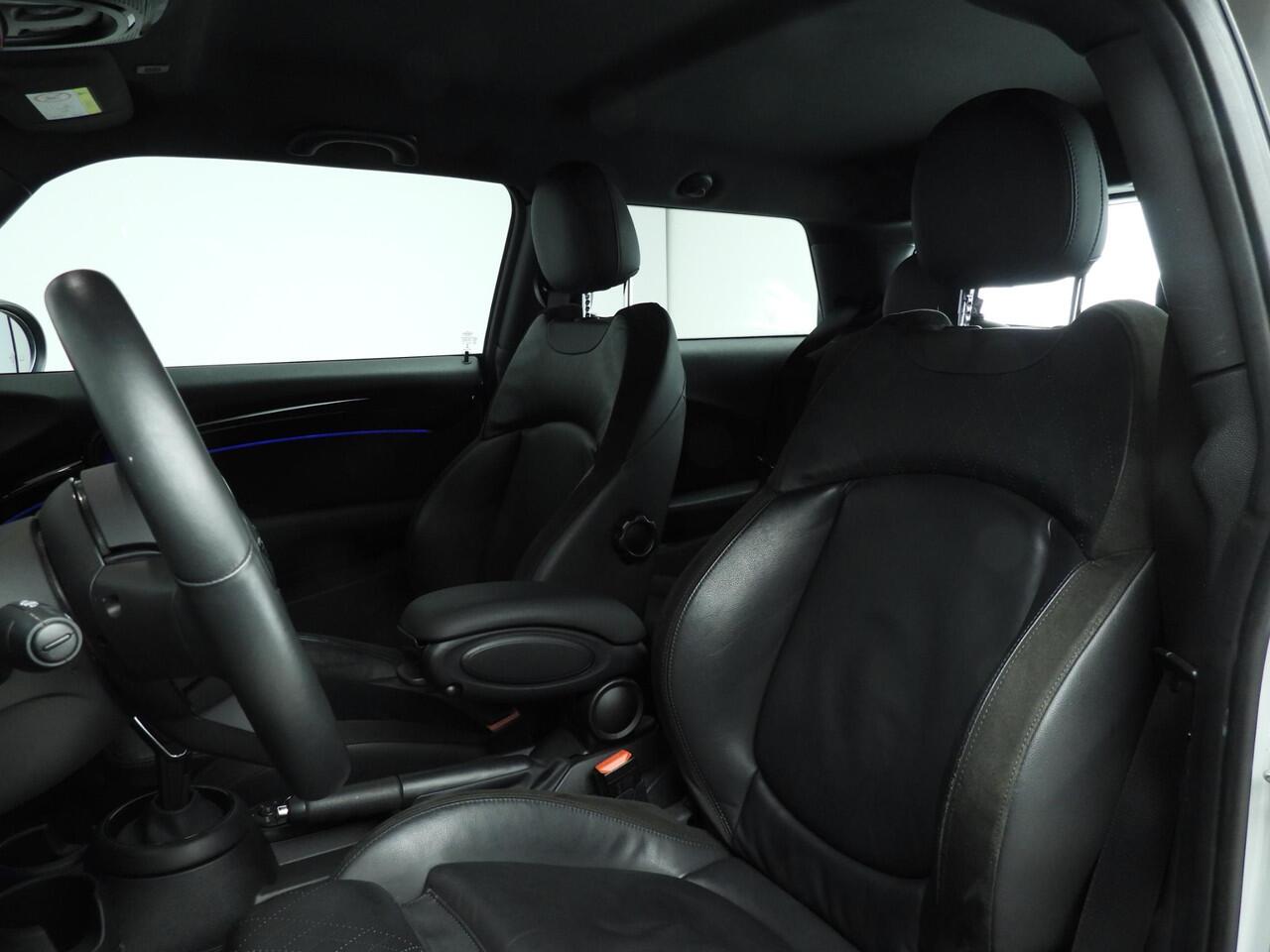 Mini COOPER 3-deurs Camden Go Edition / Automaat / Leder / Sportstoelen / LED / Stoelverwarming / Climate / Alu wielen 17 inch black