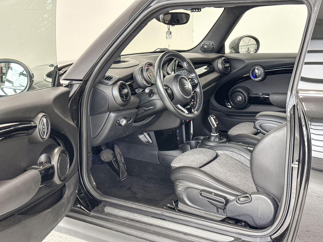 Mini COOPER 3-deurs Chili Serious Business Aut.