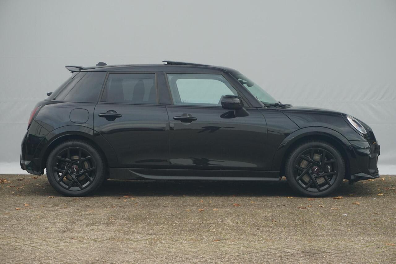 Mini COOPER 5-deurs | John Cooper Works Trim | Pakket M | Panoramadak | Head-Up Display | Driving Assistant | Comfort Access