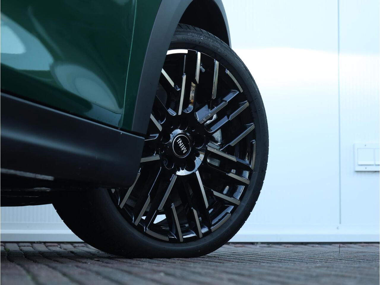 Mini COOPER Mini 1.5 C Favoured L Panoramadak/ Harman-Kardon/ Head-Up/ Comfort Access/ Stuurwielverwarming/ Stoelverwarming/ Getint Glas