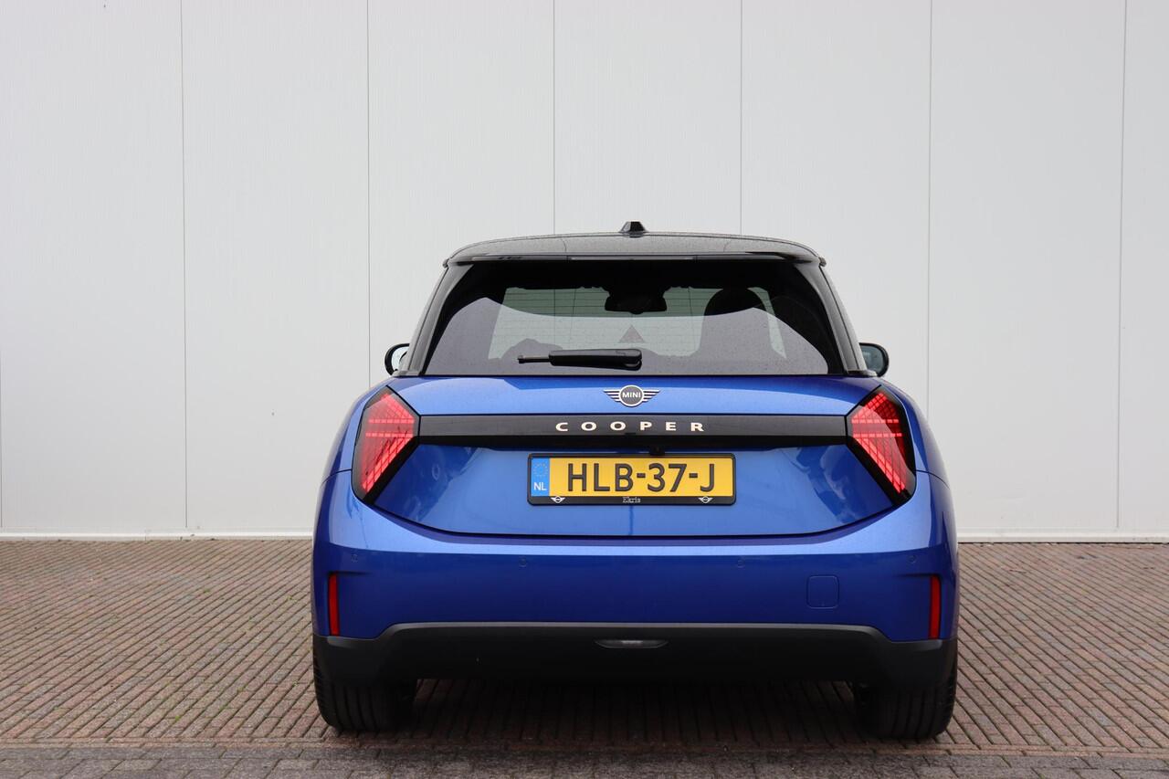 Mini COOPER 3-deurs E | Favoured L 18 inch/ Stuurwiel verwarming/ Comfort Access/ panoramadak/ Harman-Kardon/ Panoramadak