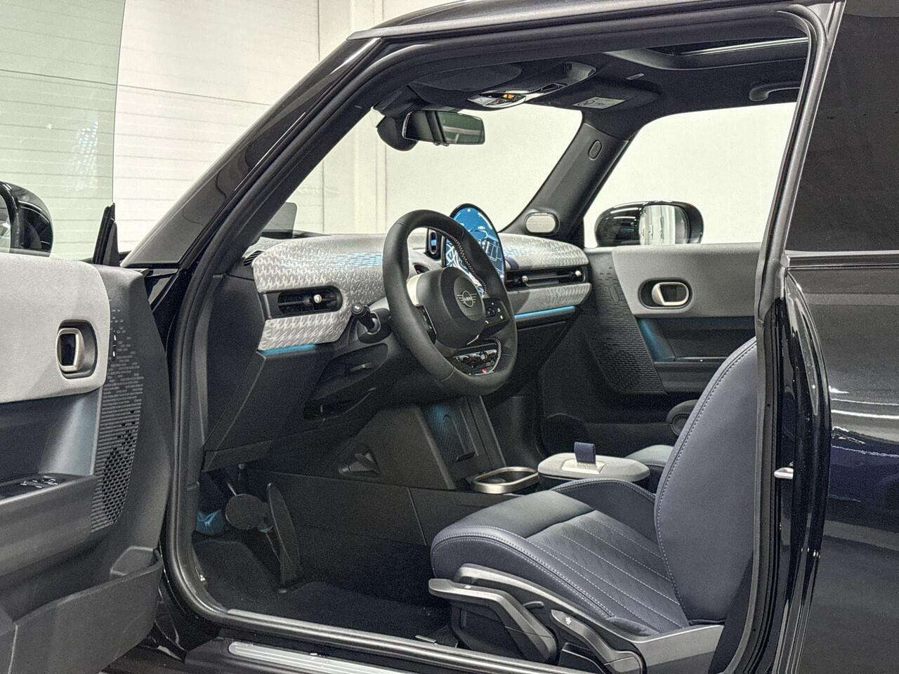 Mini COOPER 3-deurs 1.5 C Favoured M | Panoramadak | Head-Up Display | Stoelverwarming