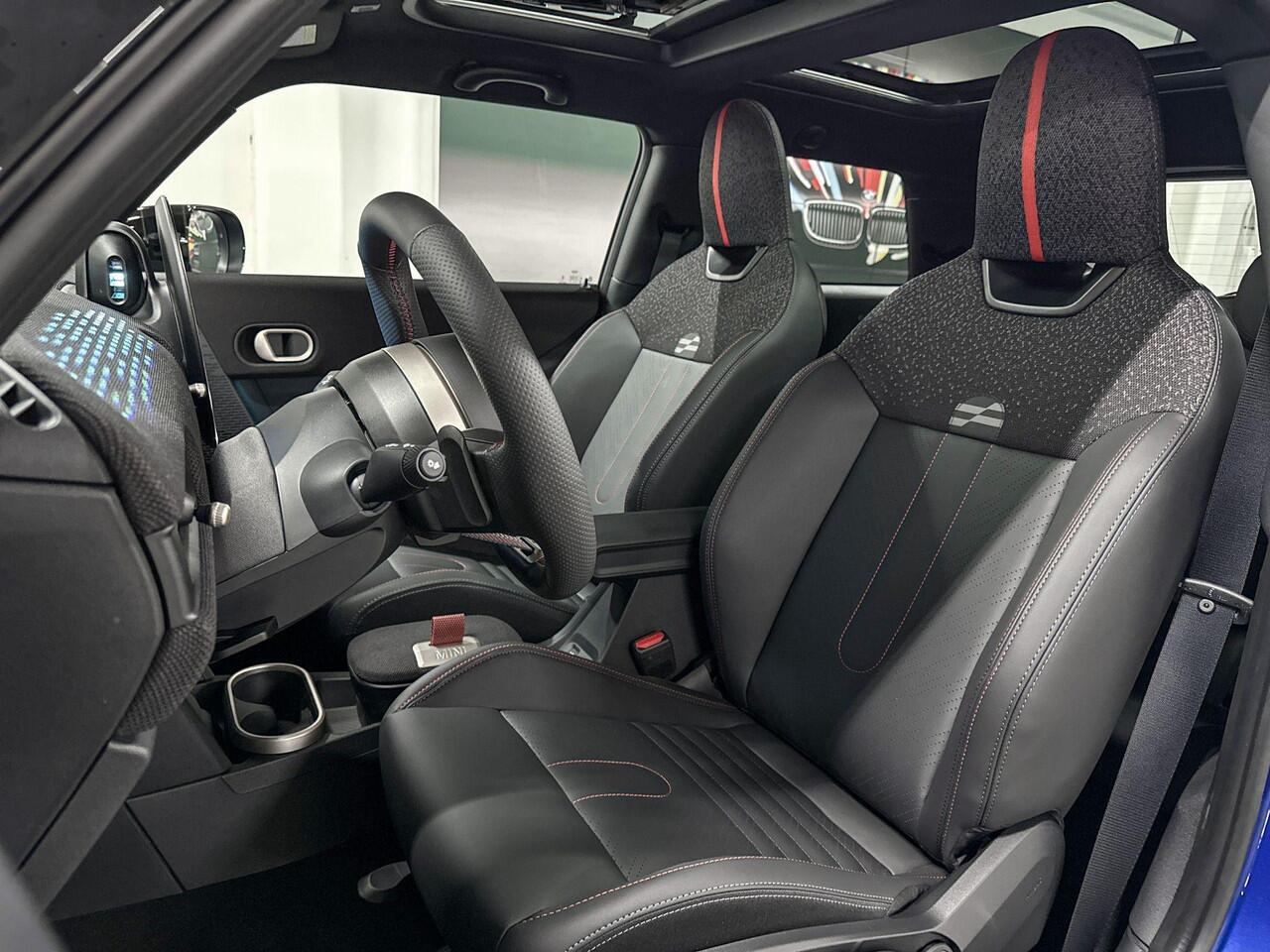 Mini COOPER C | John Cooper Works Uitvoering | Pakket M | 18" John Cooper Works Lap Spoke two-tone | Selections