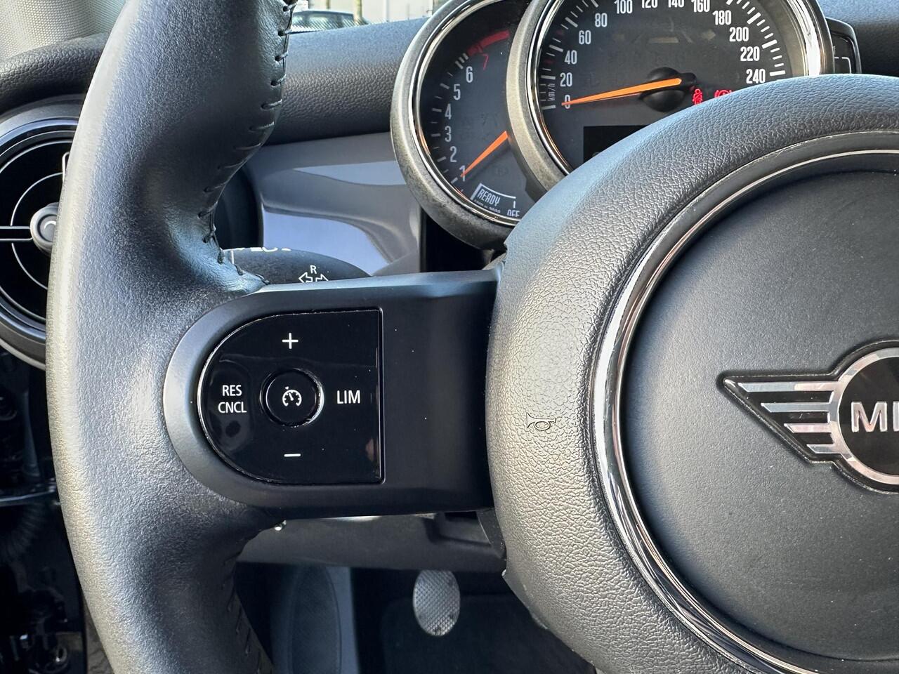 Mini COOPER 1.5 Essential Grote Navi & Apple Carplay