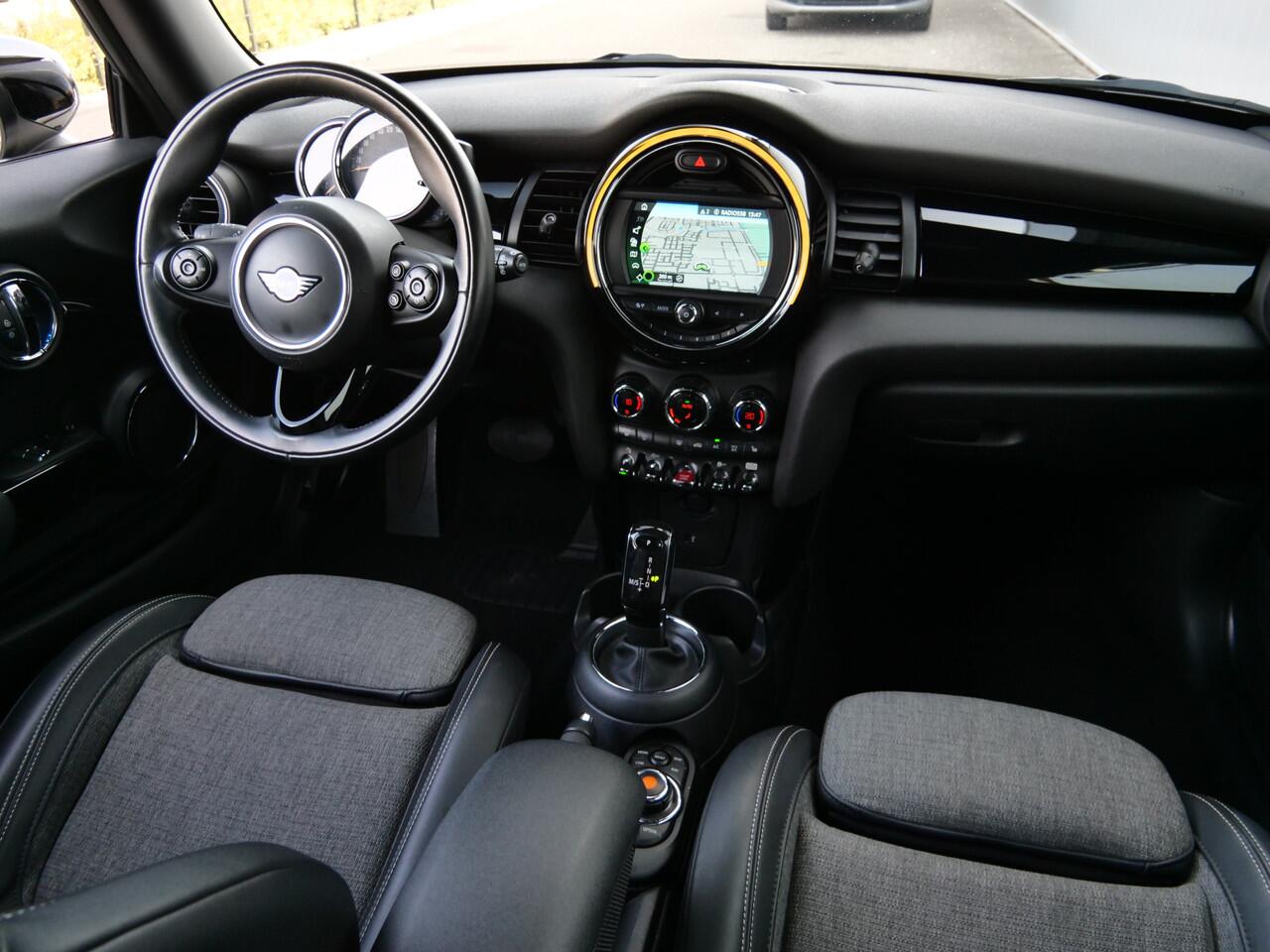 Mini COOPER Mini 1.5 136 Pk Automaat Apple Carplay / Navigatie / PDC / Stoelverwarming