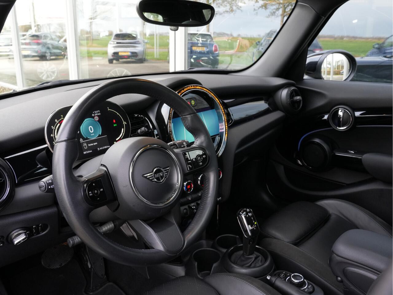 Mini COOPER Mini 1.5 Automaat Business Edition | Navigatie | Pano | LED | Leer | Climate Control