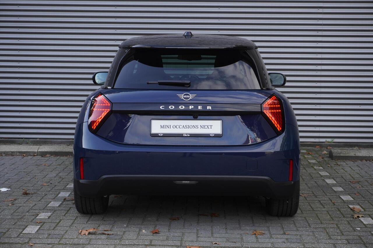 Mini COOPER 3-deurs E Favoured Trim | Pakket L | Glazen panoramadak | Driving Assistant | Parking Assistant Plus | HIFI System Harman Kardon