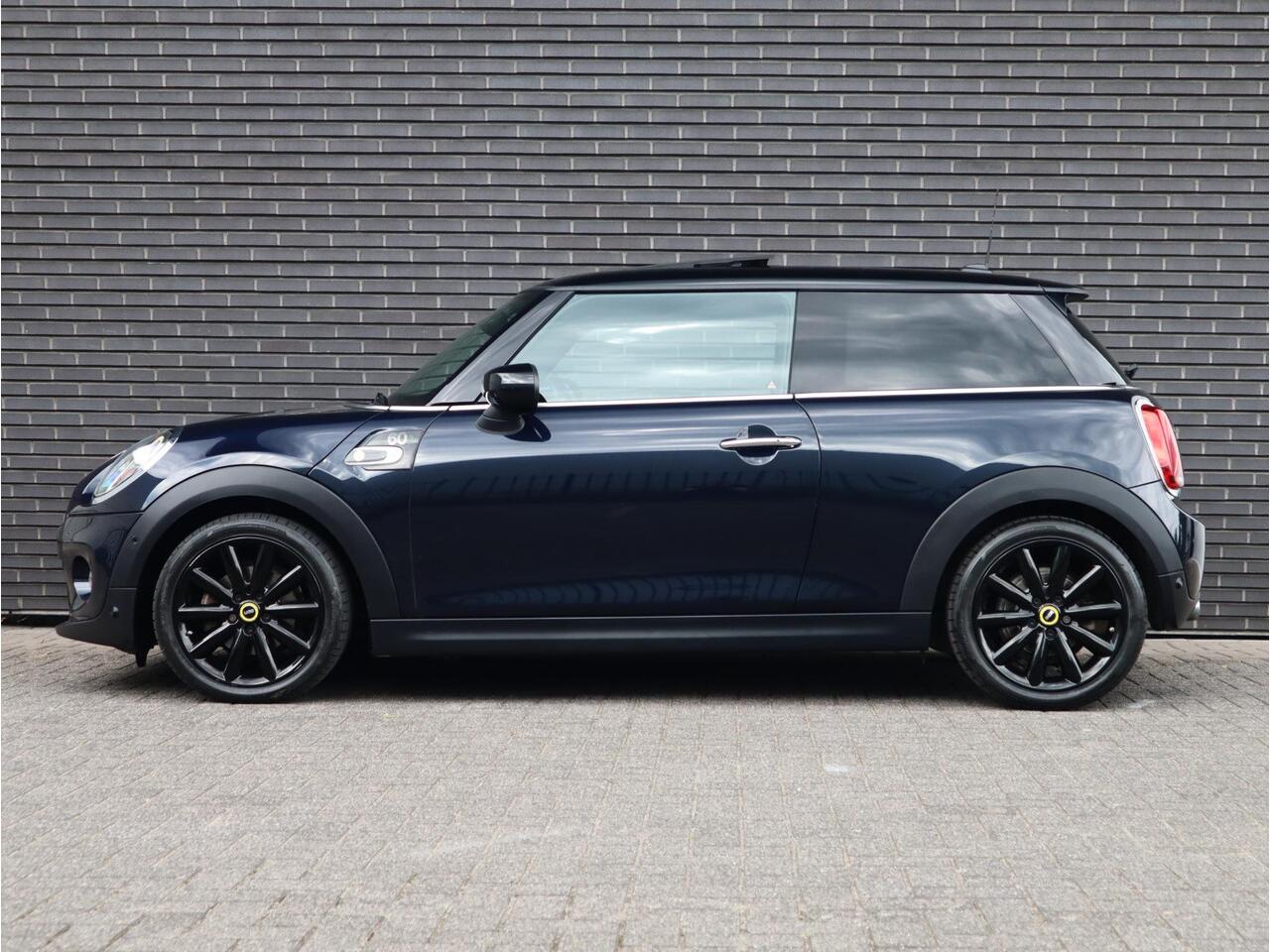 Mini COOPER Hatchback Automaat 3 deurs / 60 Years Edition / Panoramadak / Harman Kardon / Head-Up Display / Leder / 17 Inch / Stoelverwarming / LED / Extra Getint Glas / Sportstoelen / Climate Control