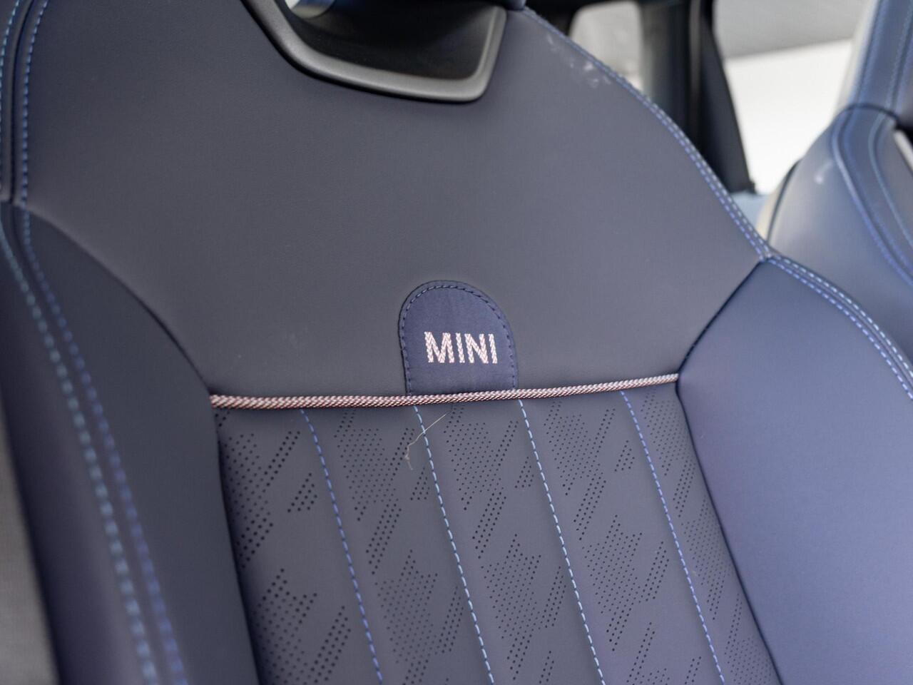 Mini COOPER 5-deurs C Favoured + Pakket L + 360 Camera + Panorama dak + Stuur en stoelverwarming