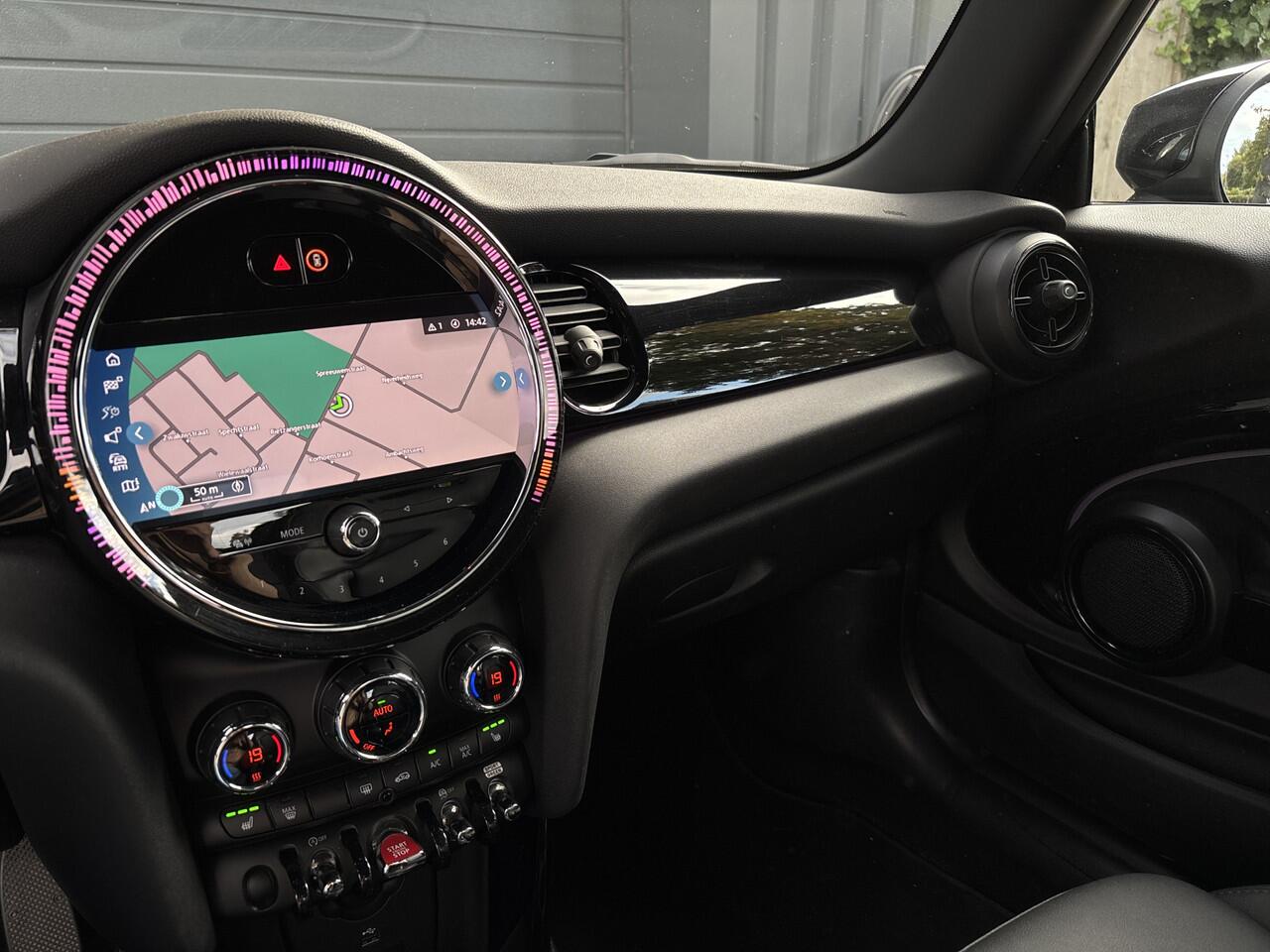 Mini COOPER Mini 1.5 Classic - Keyless - Navigatie - Stoelverwarming - Leder -