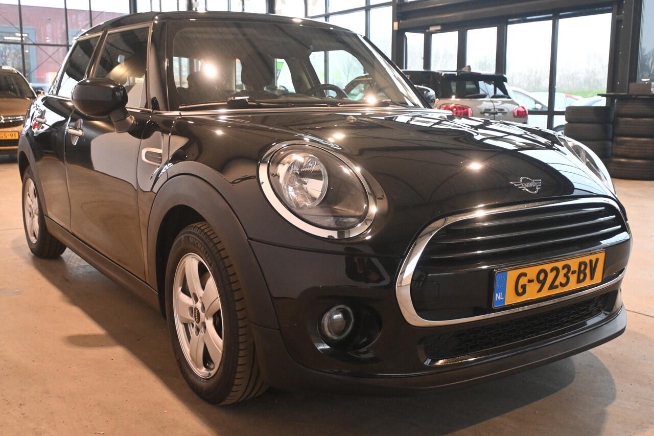 Mini COOPER Mini 1.5 Airco Navigatie LED Rijklaarprijs Inruil Mogelijk!