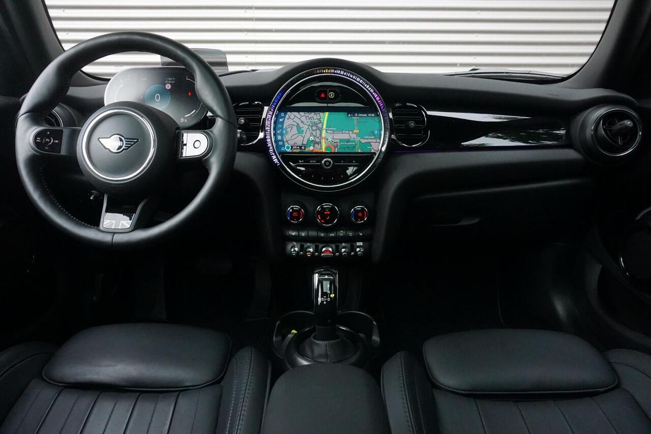 Mini COOPER 5-deurs C MINI Yours Uitvoering | 17" LM Roulette Spoke two-tone | Glazen panoramadak | Achteruitrijcamera | Driving Assistant