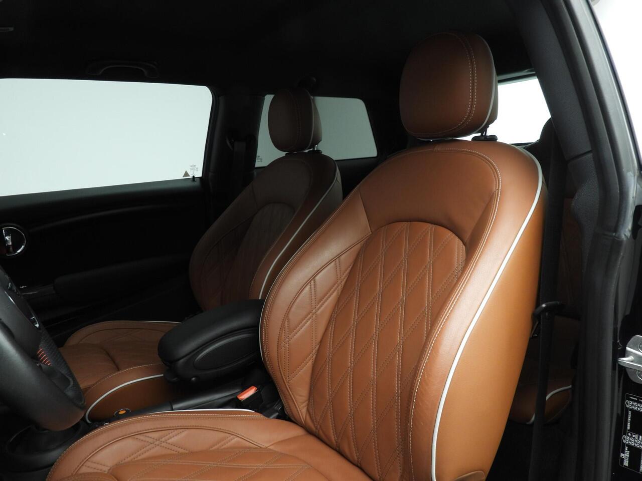 Mini COOPER 3-deurs Aut. JCW pakket | Leder | Harman/Kardon | 18" | LED