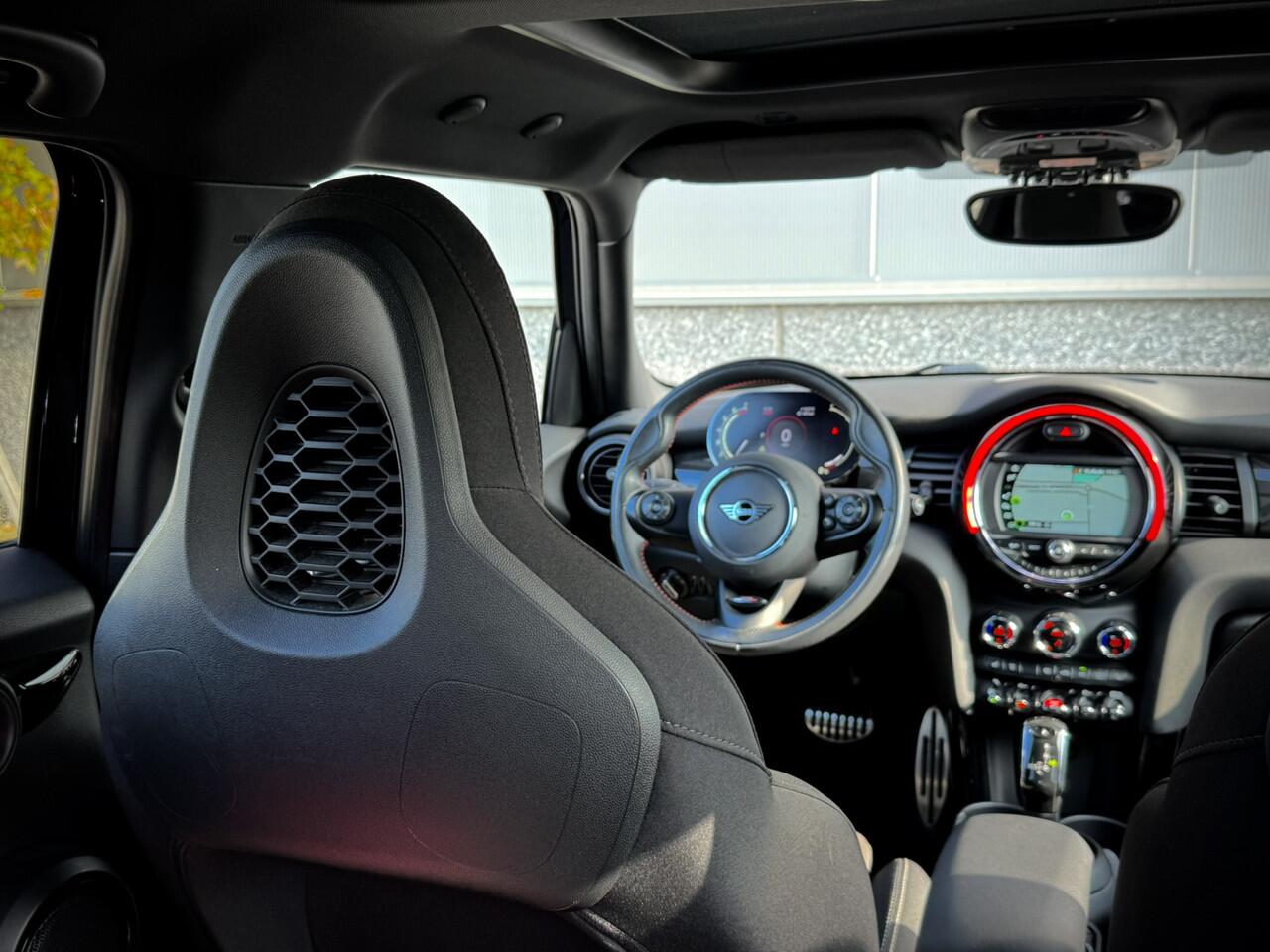 Mini COOPER Mini 1.5 Chili John Cooper Works | Panoramadak | Clima | Carplay | JCW Sportstoelen & Stoelverwarming | PDC | LED | Dealer O.H.