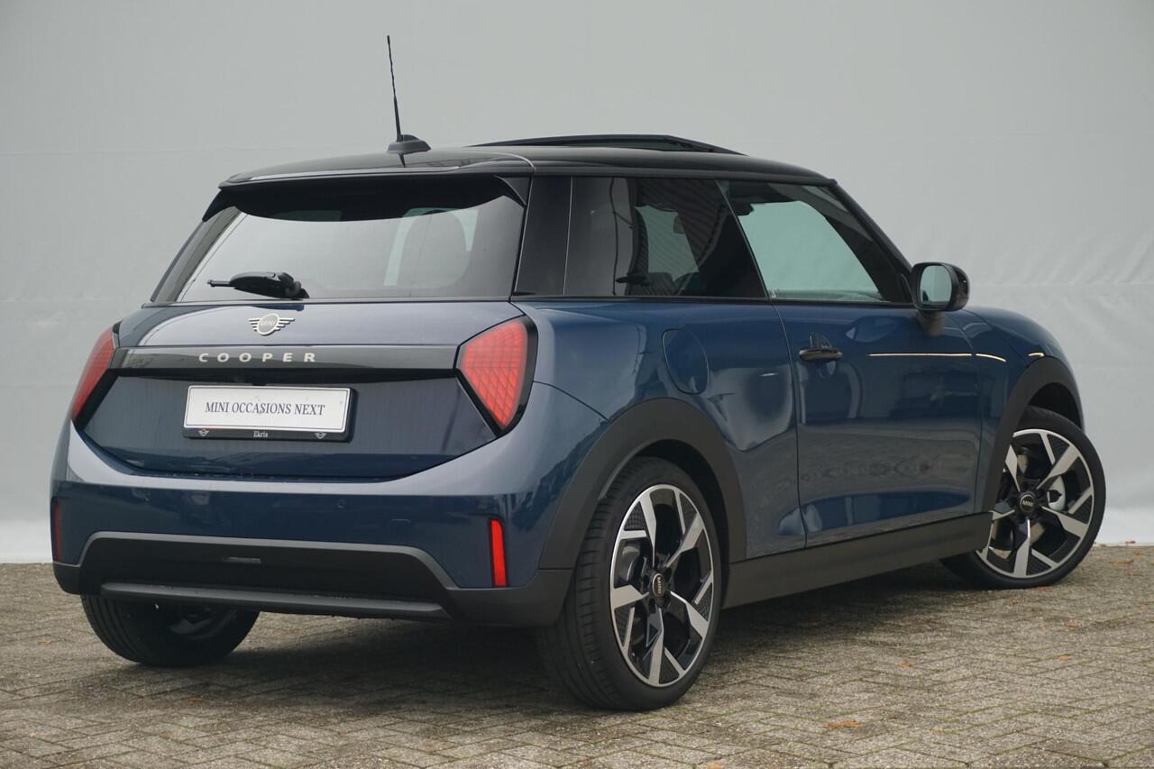 Mini COOPER 3-Deurs C / Favoured Uitvoering / Pakket M / 18'' LM Velgen