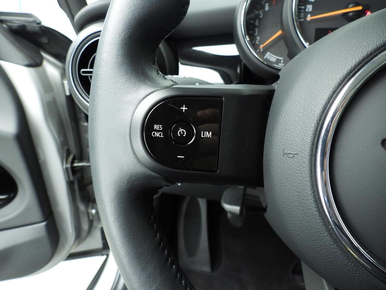 Mini COOPER 3-deurs Handgeschakeld / LED / DAB / PDC / Climate / Cruise / Navi / Alu wielen 17 inch