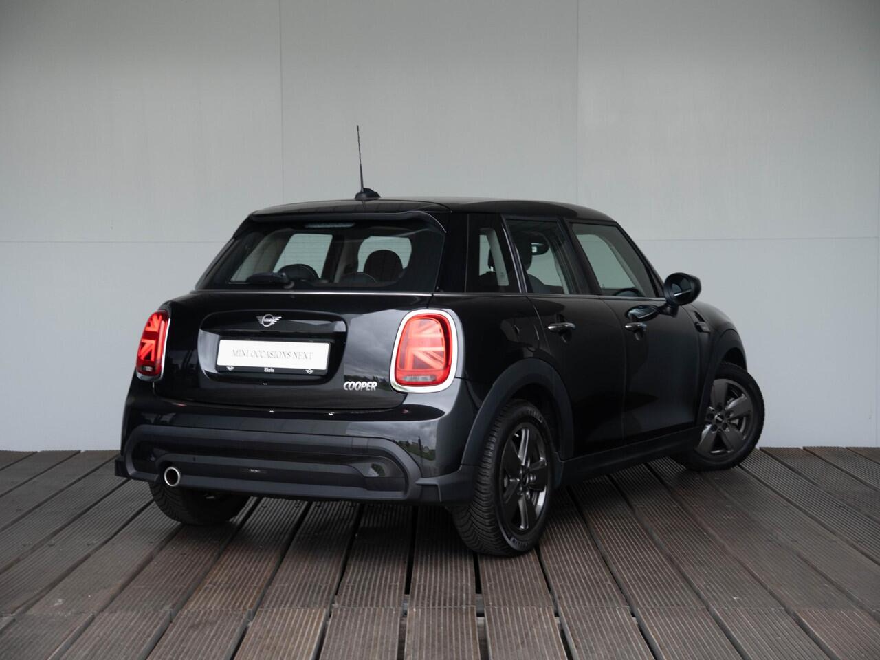 Mini COOPER 5-Deurs Aut. Classic Navi Premium pakket + 16" LM Revolite Spoke + Ambiance verlichting + Parkeersensoren + Climate Control