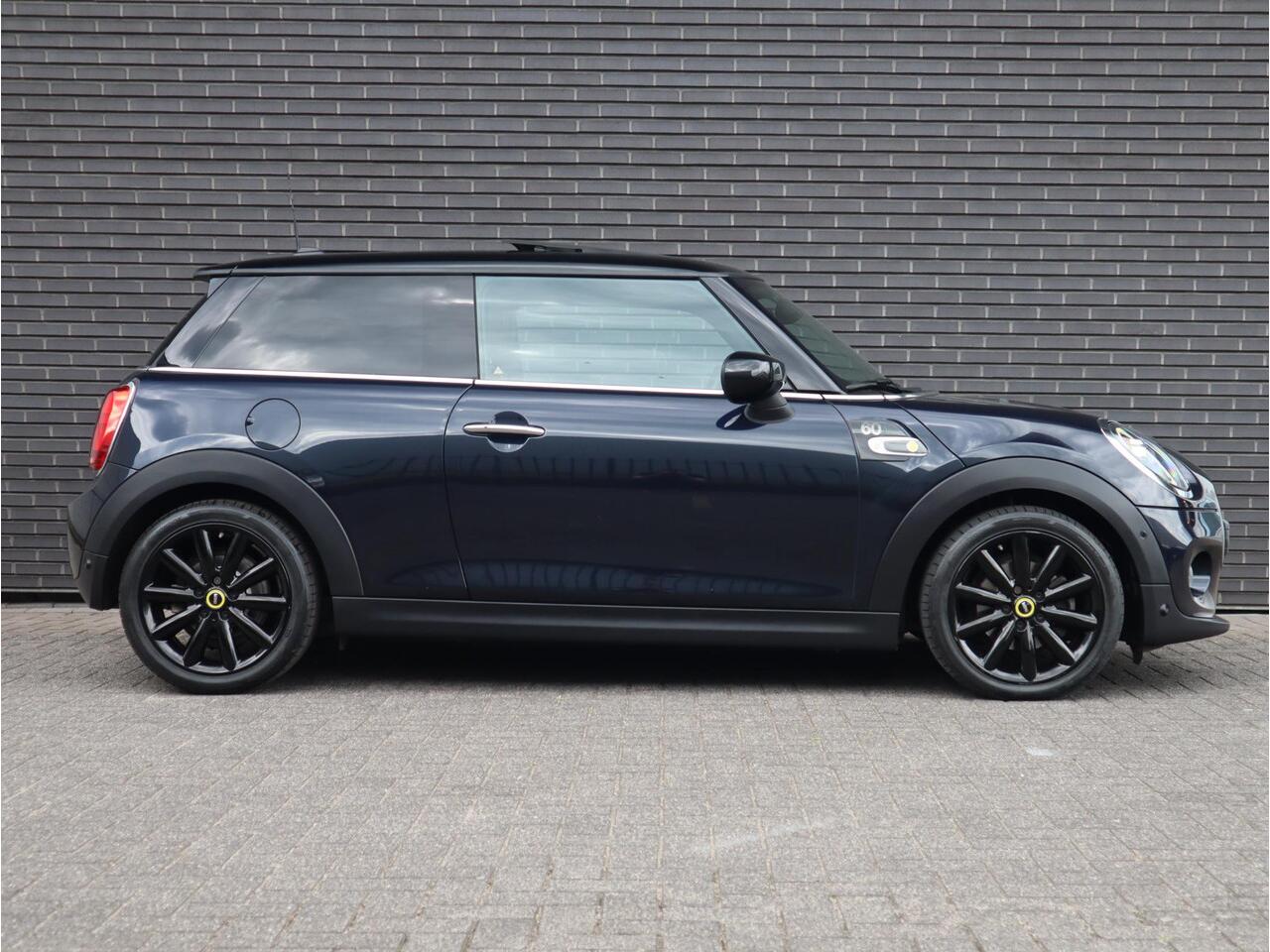 Mini COOPER Hatchback Automaat 3 deurs / 60 Years Edition / Panoramadak / Harman Kardon / Head-Up Display / Leder / 17 Inch / Stoelverwarming / LED / Extra Getint Glas / Sportstoelen / Climate Control