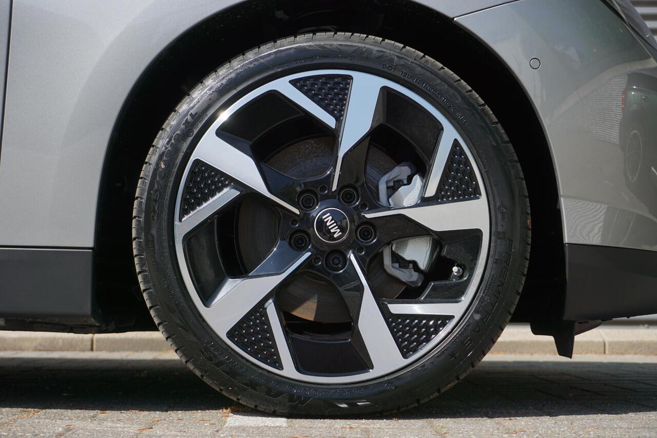 Mini COOPER 3-deurs E Favoured Trim | Pakket M | Glazen panoramadak | Driving Assistant | MINI Head-Up Display