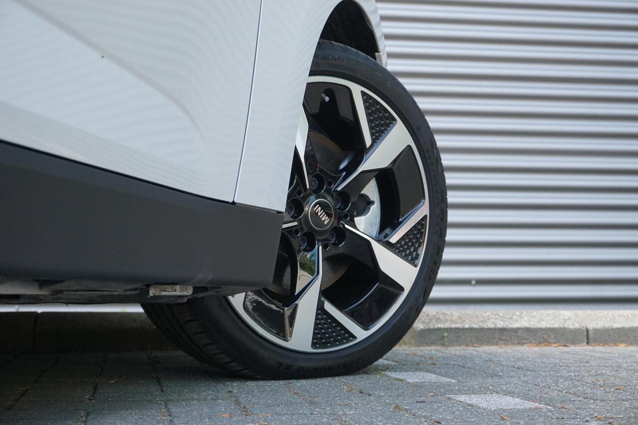 Mini COOPER 3-deurs E Classic Uitvoering | Pakket L | Glazen panoramadak | Driving Assistant | HIFI System Harman Kardon | MINI Head-Up Display