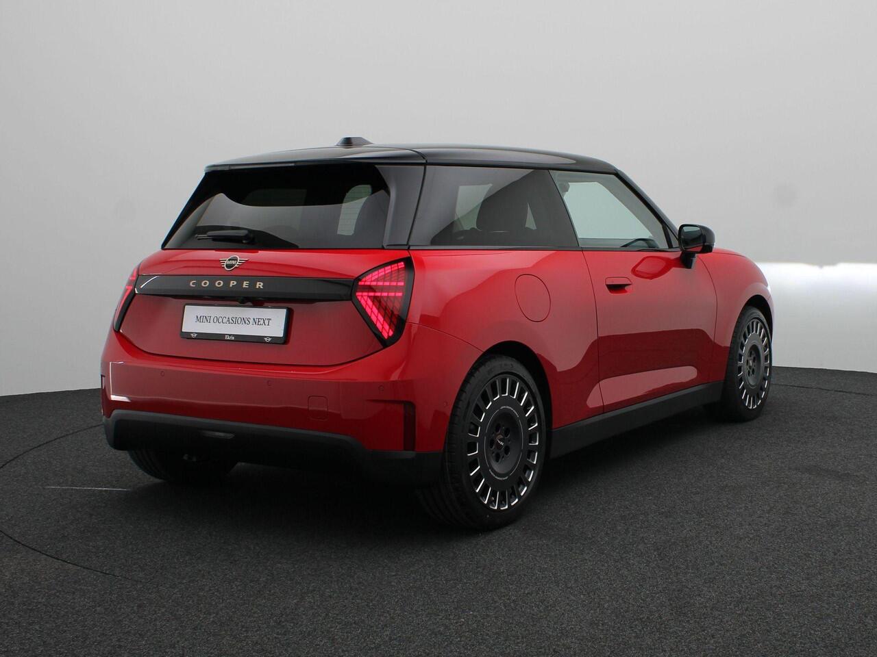 Mini COOPER 3-Deurs E Pakket L + Glazen panoramadak + Parking Assistant Plus + Harman Kardon + Driving Assistant+ Comfort Access + Led + 19''