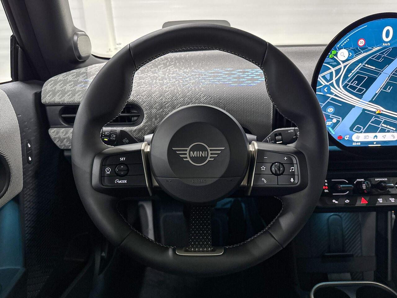 Mini COOPER 3-deurs 1.5 C Favoured M | Panoramadak | Head-Up Display | Stoelverwarming