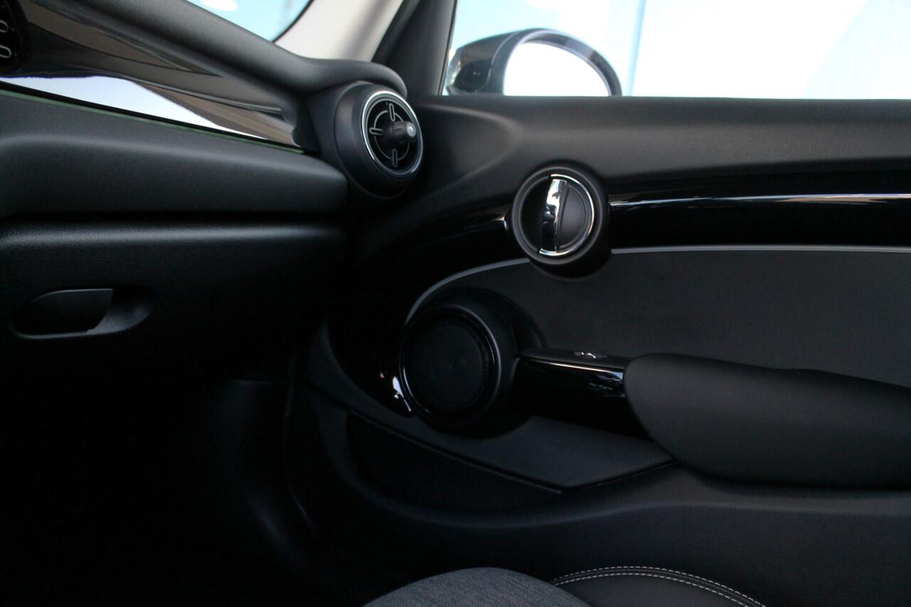 Mini COOPER Hatchback Classic Automaat / Sportstoelen / Cruise Control / LED / PDC achter / Navigatie / Airconditioning / Multifunctioneel stuurwiel