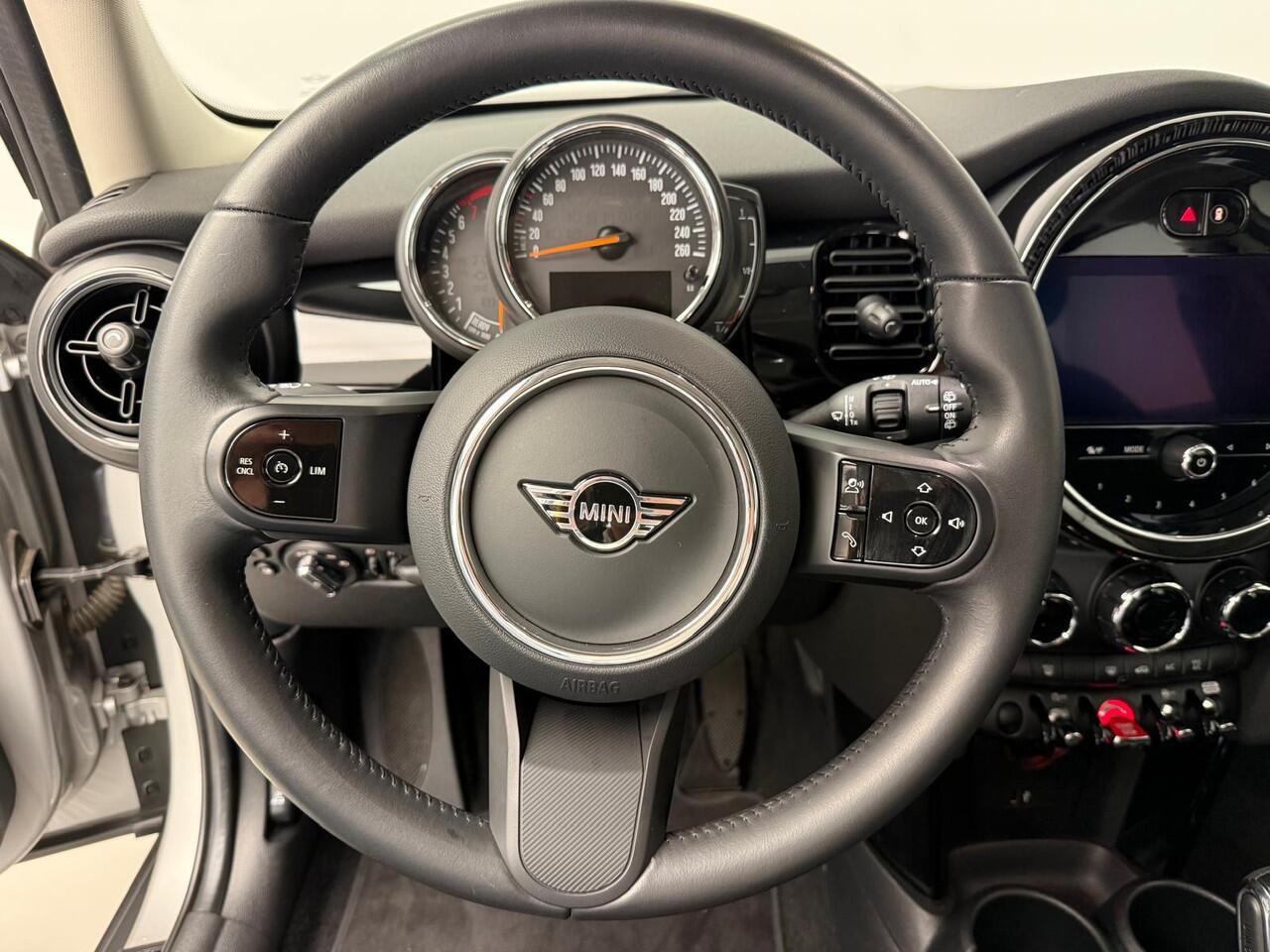 Mini COOPER 5-deurs / Automaat / Climate / Cruise / PDC / LED / DAB / Navigatie / Alu wielen