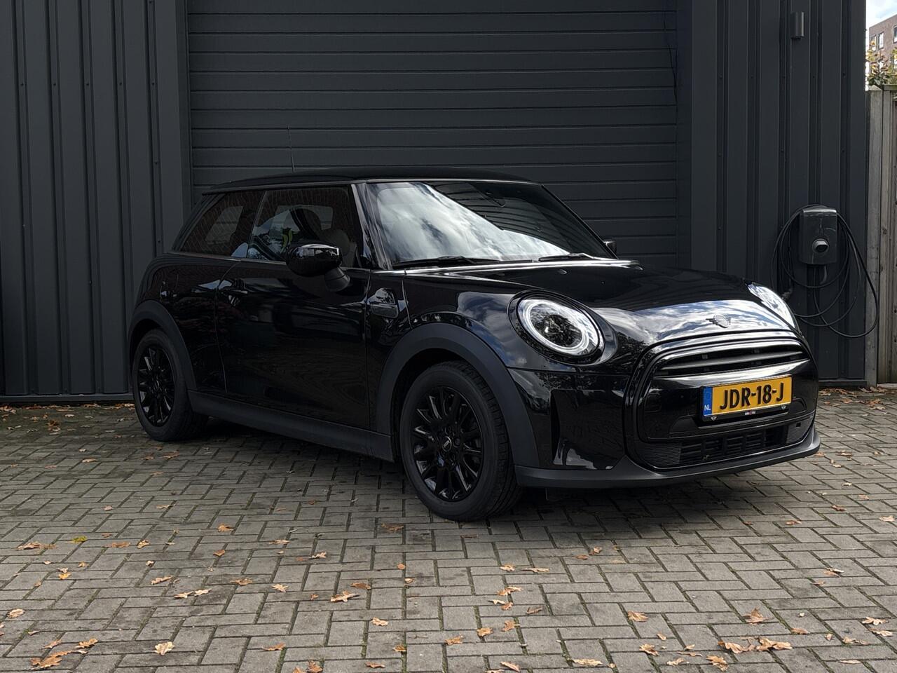 Mini COOPER Mini 1.5 Classic - Keyless - Navigatie - Stoelverwarming - Leder -