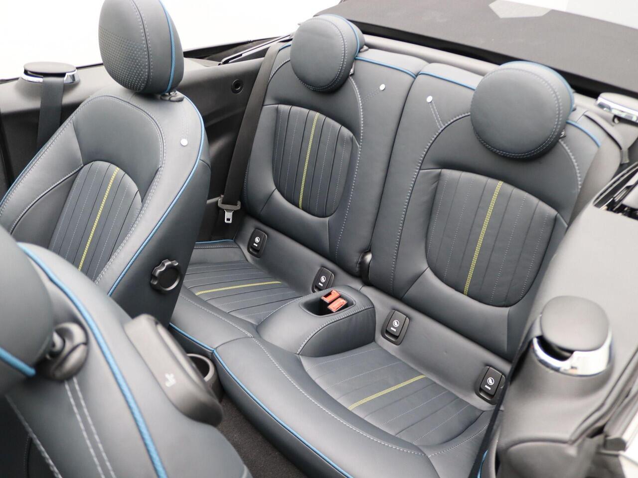 Mini COOPER Cabrio Sidewalk Edition + Achteruitrijcamera + Comfort Access + Driving Assistant Pakket + Comfort Plus Pakket + Elektrisch verwarmde voorstoelen + PDC + LED