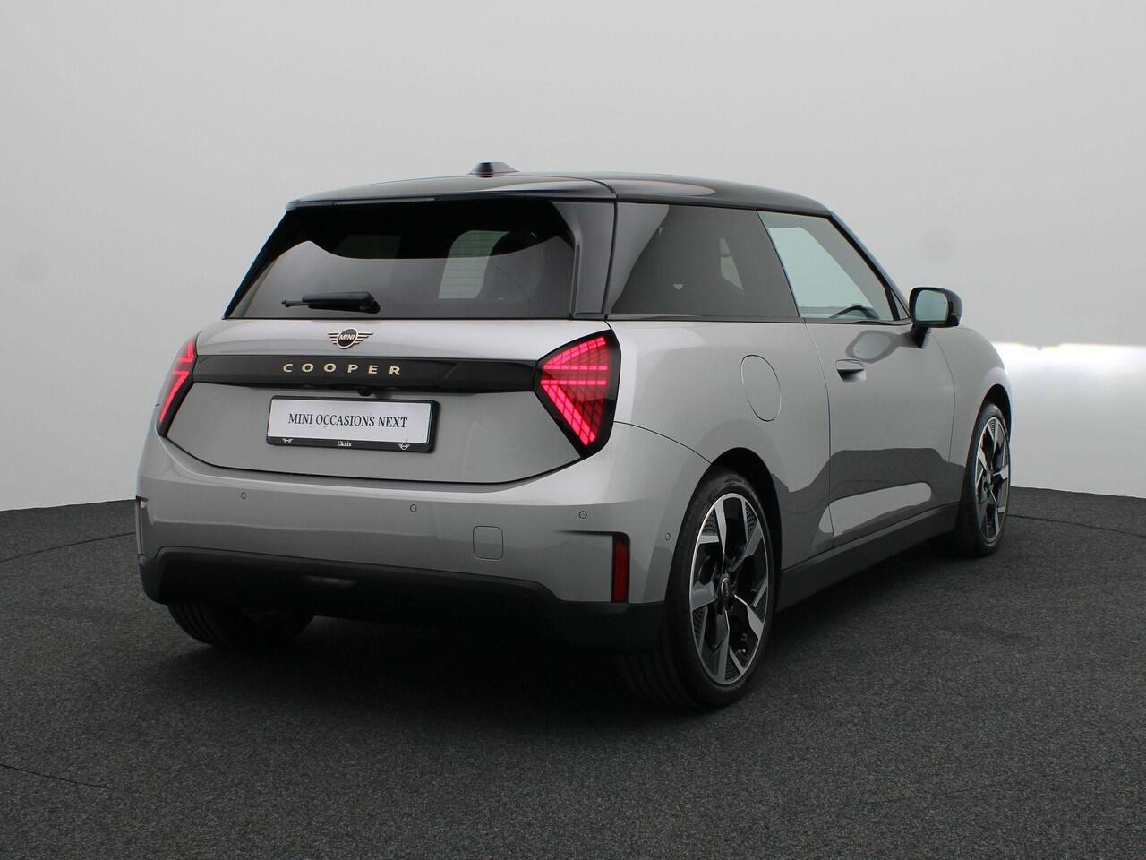 Mini COOPER 3-Deurs E Pakket L + Glazen panoramadak + Parking Assistant Plus + Harman Kardon + Elektrisch verwarmde voorstoelen + Comfort Access + 18''