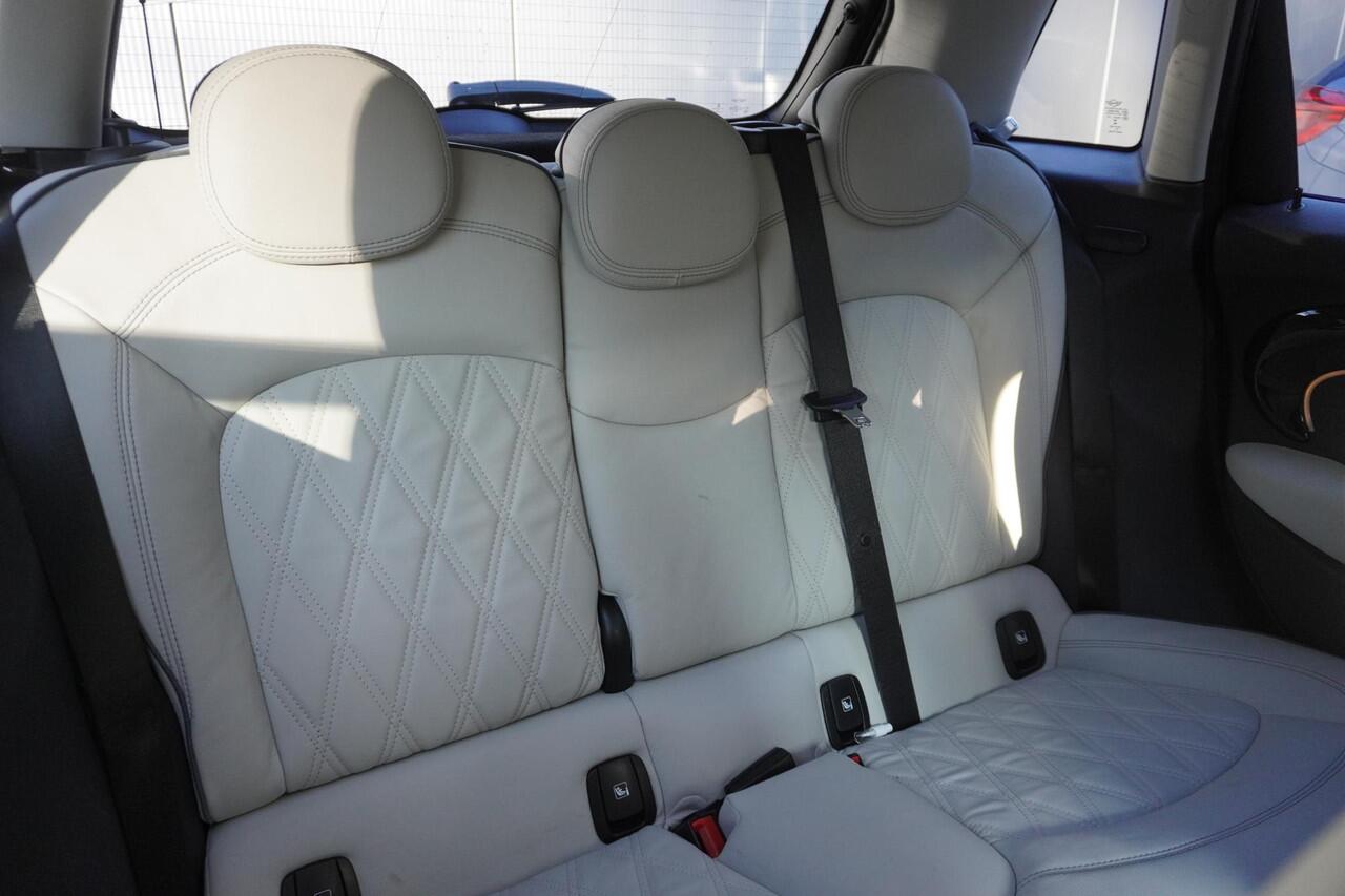 Mini COOPER 5-deurs C Classic Uitvoering | Leer Chester Satellite Grey | 16" LM Victory Spoke zwart | Park Distance Control achter (PDC) | LED-koplampen