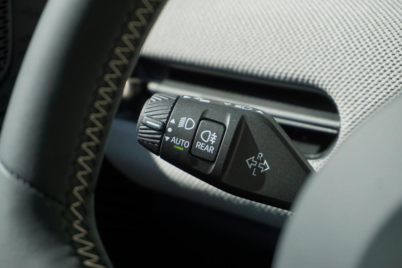 Mini COOPER 3-deurs E Favoured Trim | Pakket M | Glazen panoramadak | Driving Assistant | MINI Head-Up Display