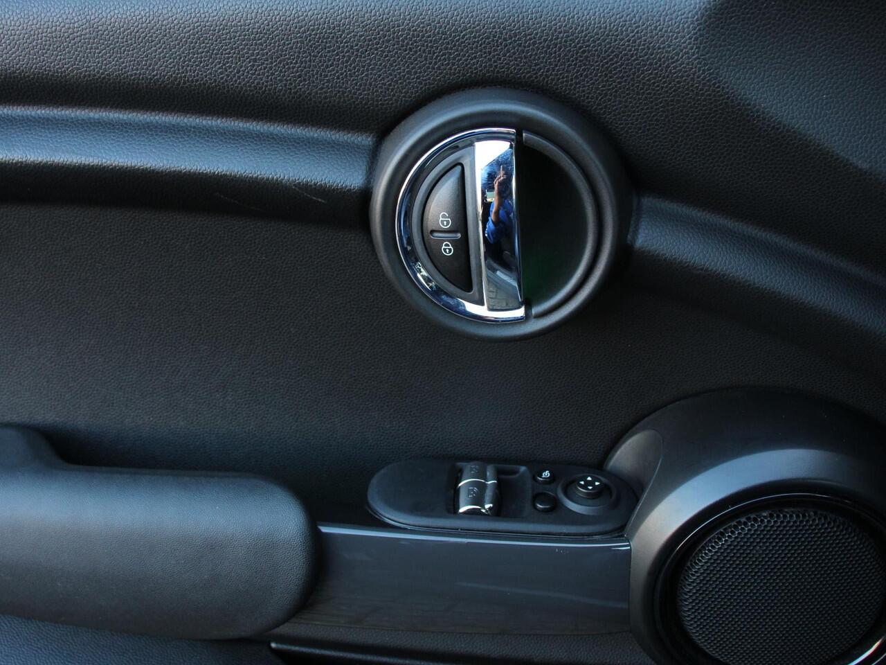 Mini COOPER Mini 1.5 136pk Chili | Climate control | Cruise control | Lichtmetalen velgen 17" | Stoelverwarming | Led