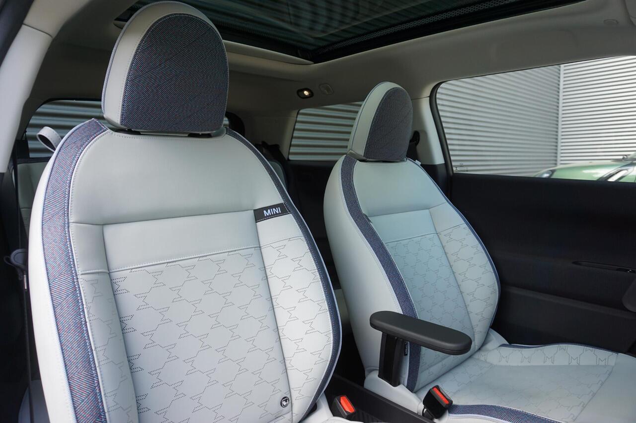 Mini COOPER 3-deurs E Classic Uitvoering | Pakket L | Glazen panoramadak | Driving Assistant | HIFI System Harman Kardon | MINI Head-Up Display