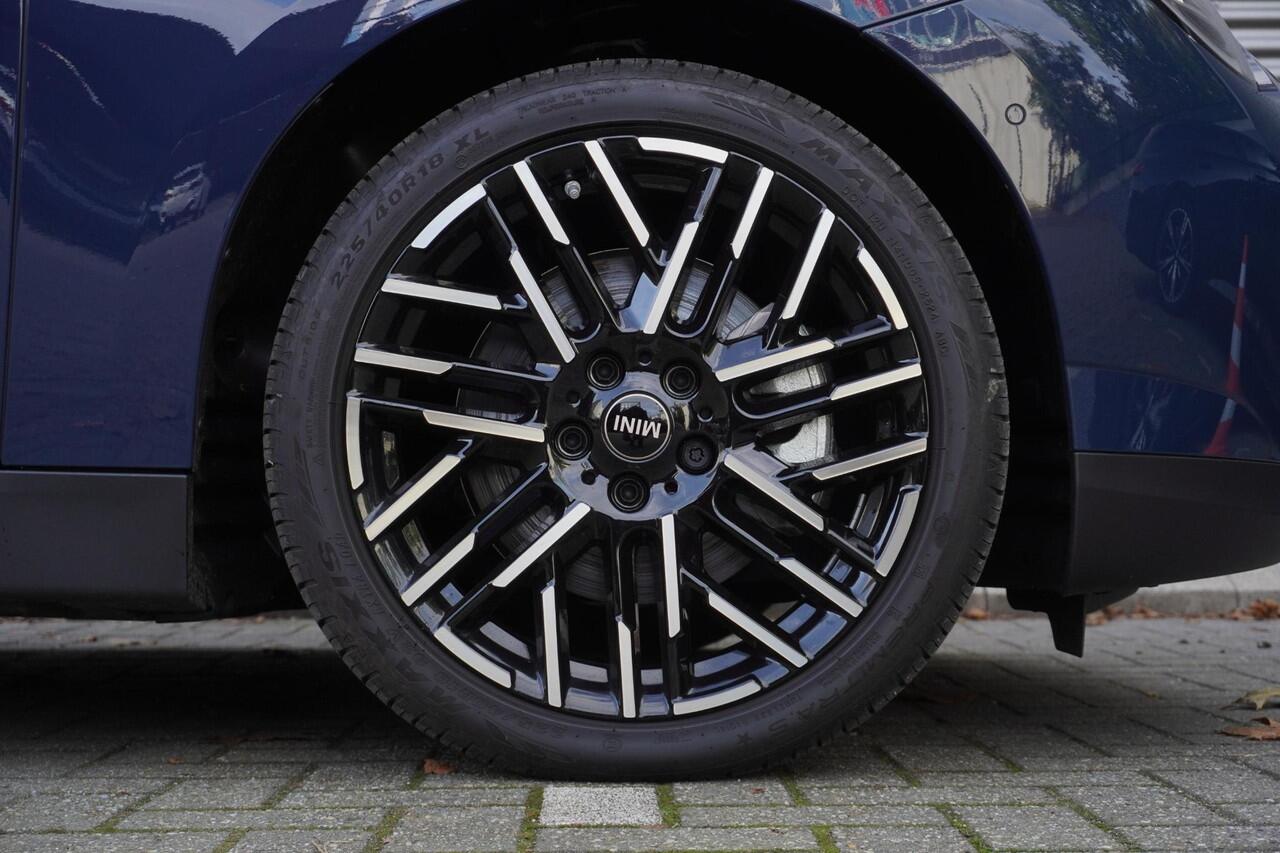 Mini COOPER 3-deurs E Favoured Trim | Pakket L | Glazen panoramadak | Driving Assistant | Parking Assistant Plus | HIFI System Harman Kardon