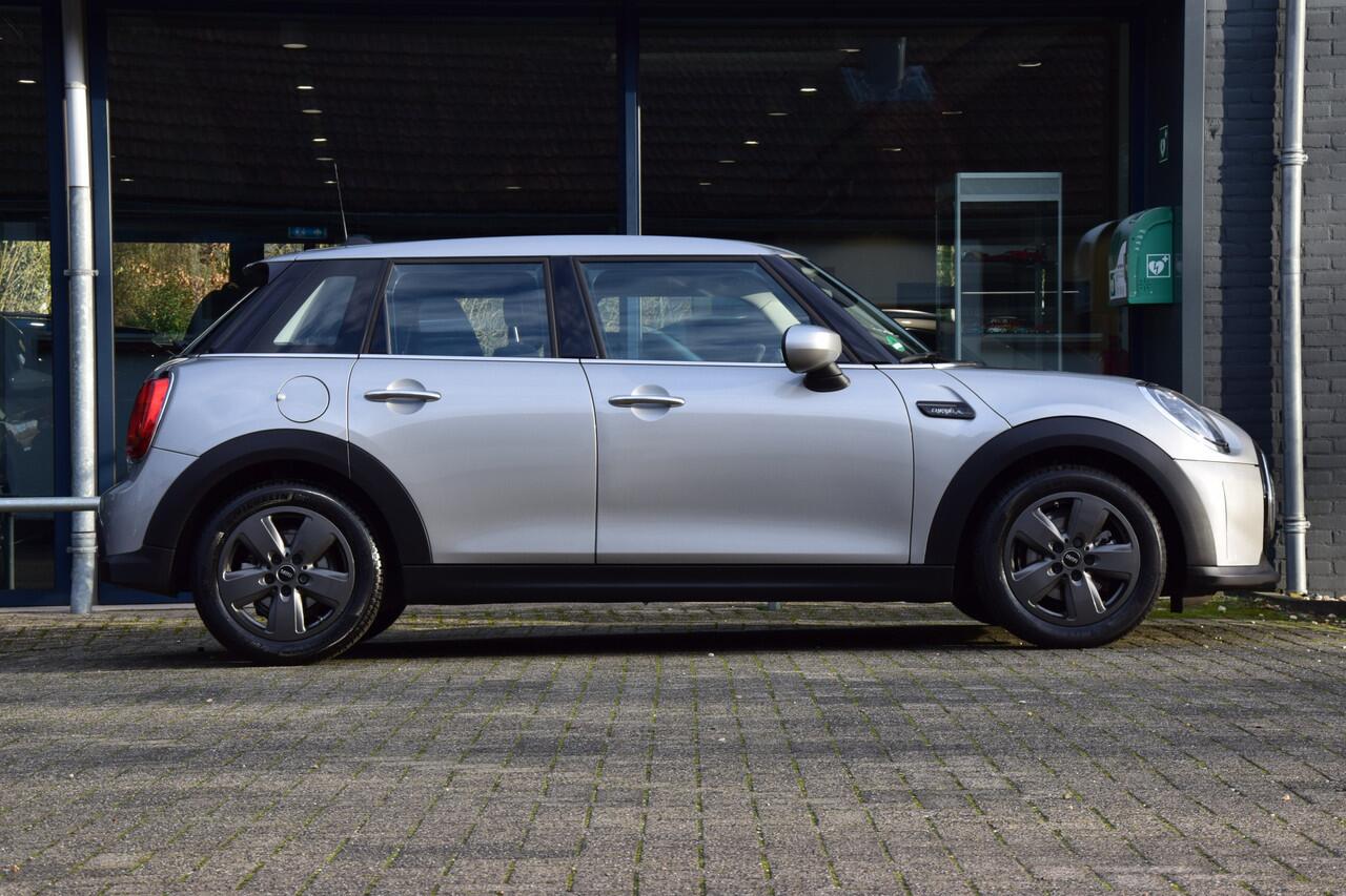 Mini COOPER Mini 1.5 136PK Camden Edition Automaat | BOVAG Garantie | Org. NL | Automatische Airco | Parkeer sensoren | All-season banden | Apple Carplay/Android Auto | LED koplampen |