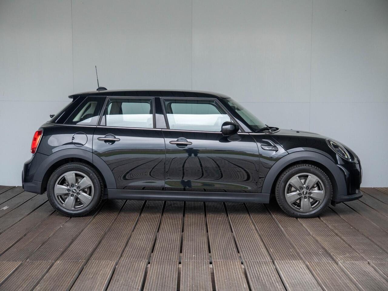 Mini COOPER 5-Deurs Aut. Classic Navi Premium pakket + 16" LM Revolite Spoke + Ambiance verlichting + Parkeersensoren + Climate Control