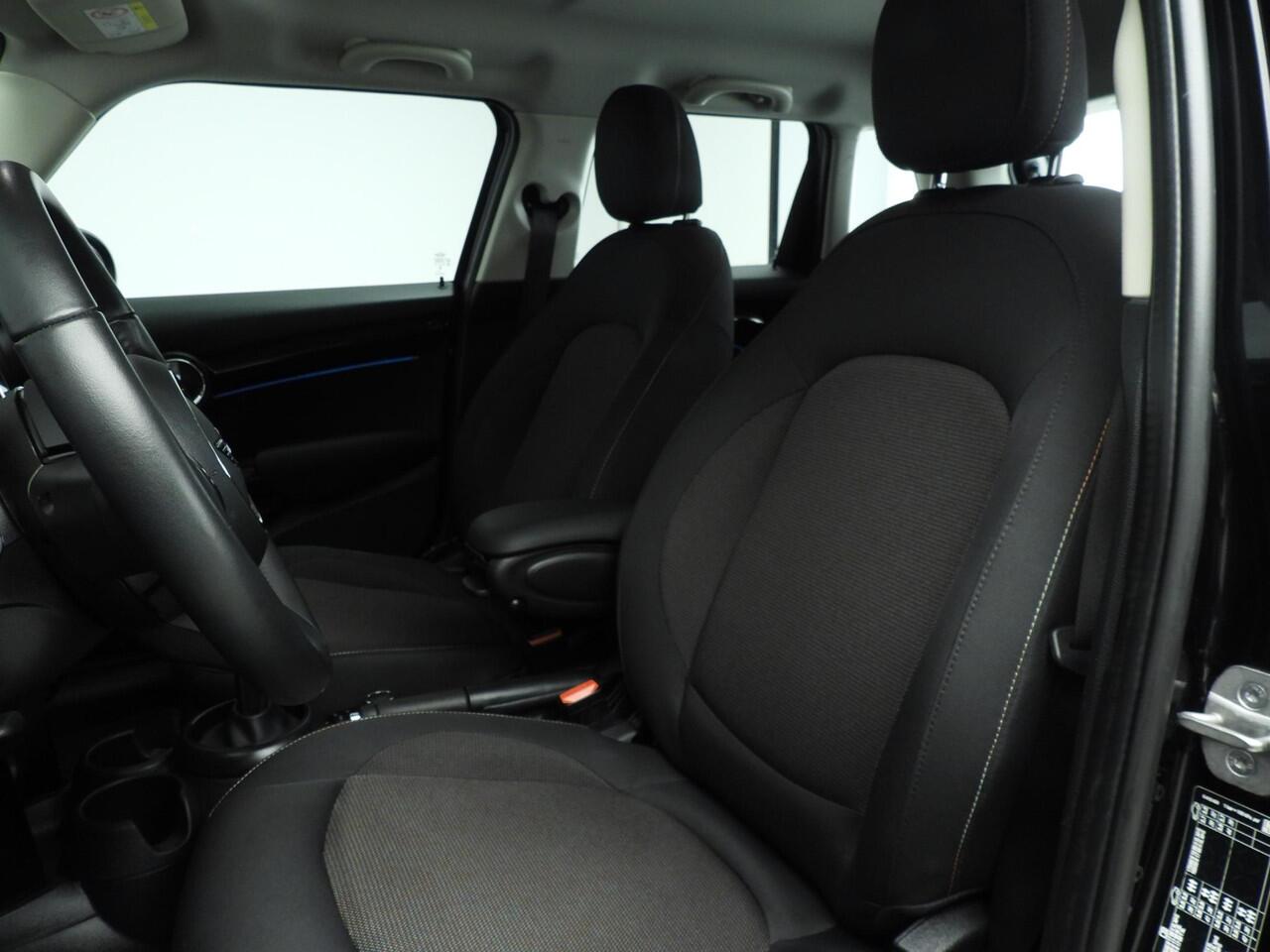 Mini COOPER 5-deurs Automaat / PDC / Climate / Cruise / LED / Alu wielen 16 inch