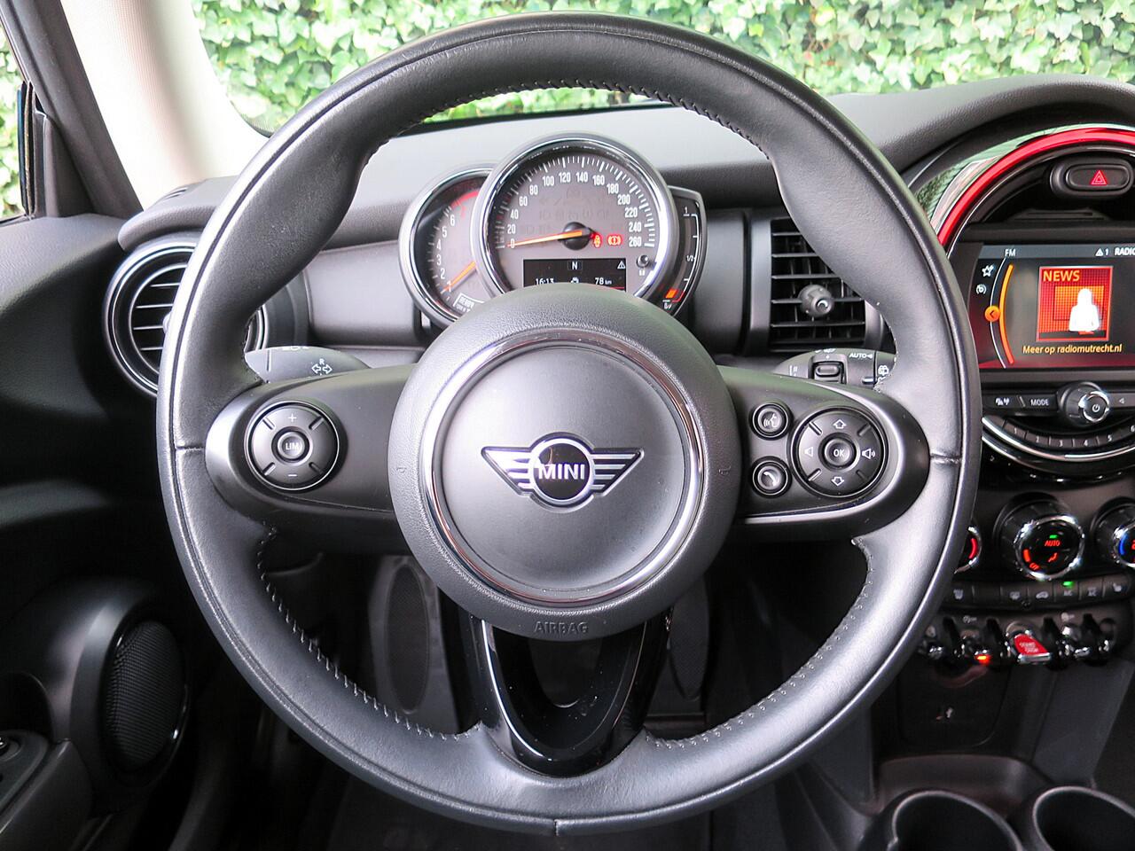 Mini COOPER 1.5 One Pepper F56 LCI met LED, Park ass., Clima, BT en 16"