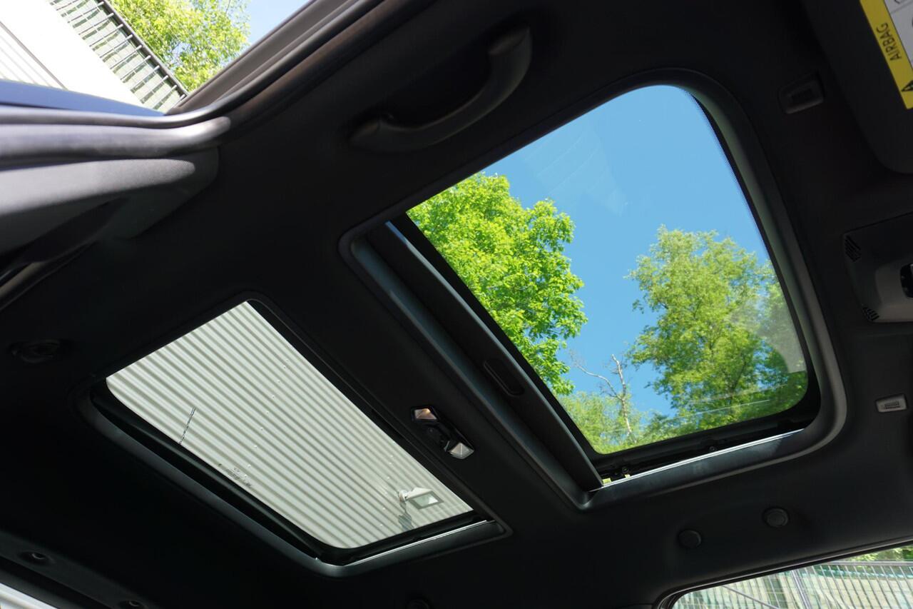 Mini COOPER 5-deurs C Favoured Trim | Pakket M | Glazen panoramadak | Driving Assistant | MINI Head-Up Display