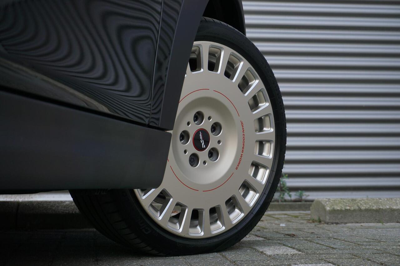 Mini COOPER 3-deurs C Classic Uitvoering | Pakket M | Glazen panoramadak | Driving Assistant | Parking Assistant | MINI Head-Up Display