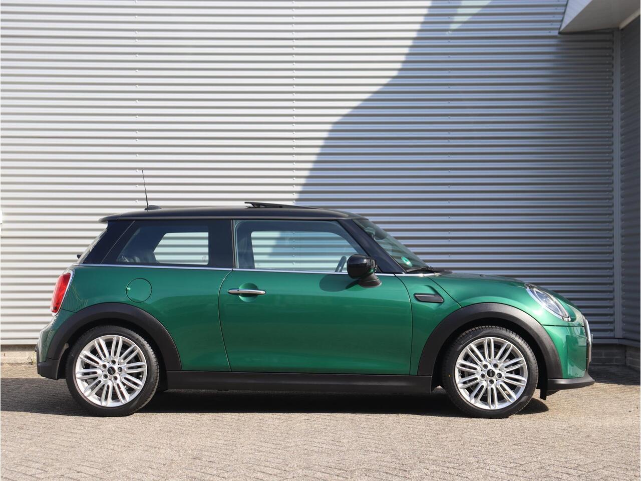 Mini COOPER 3-deurs | Classic + Comfort Plus Pakket + Panodak + Trekhaak (Fietsendrager) + Sportstoelen + Apple Carplay + Comfort Acces + Verwarmbare Voorstoelen + 17'' LMV
