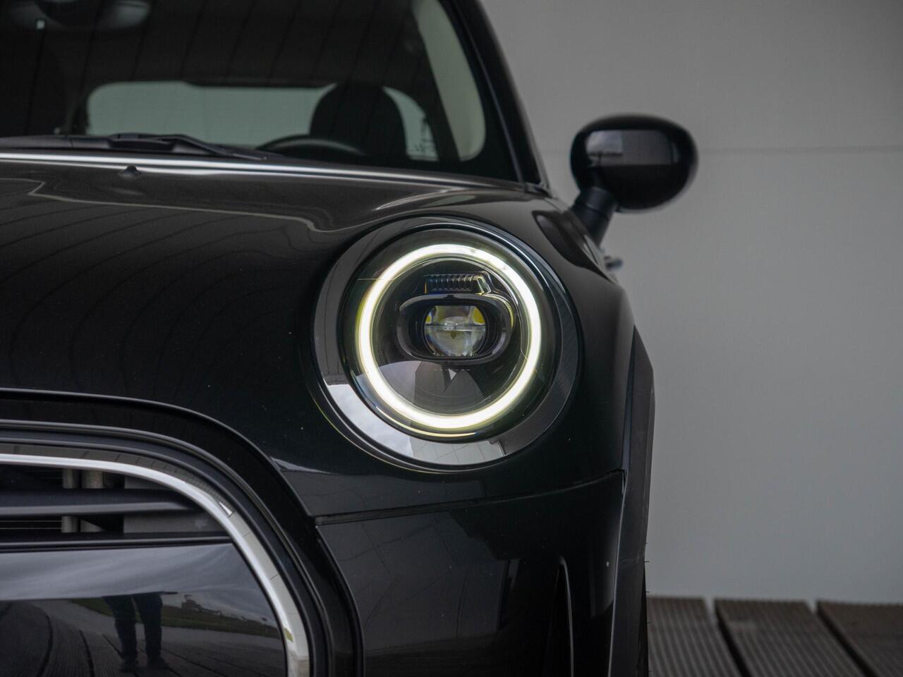 Mini COOPER 5-Deurs Aut. Classic Navi Premium pakket + 16" LM Revolite Spoke + Ambiance verlichting + Parkeersensoren + Climate Control